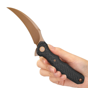 Trivisa Lacerta CF/G10 i handen